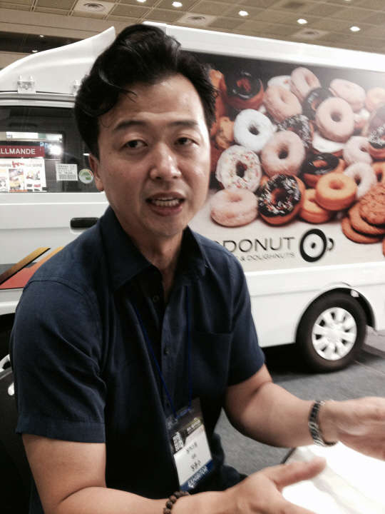 푸드트럭 개조 전문기업 장커스텀 장종수 대표는 &quot;푸드트럭은 서민이나 청년들이 비싼 점포 임대료 부담 없이 창업할 수 있고 식음문화를 다양화할 수 있는 일석이조의 이점이 있다&quot;고 말한다.